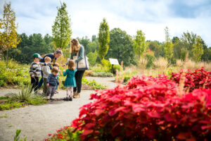 Children gather around as they learn about changing leaves during the fall.